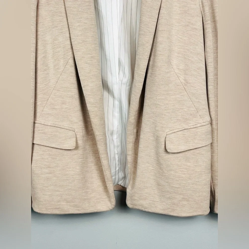 Chico’s oatmeal color knit lined lightweight blazer, size 0 = 4/6.